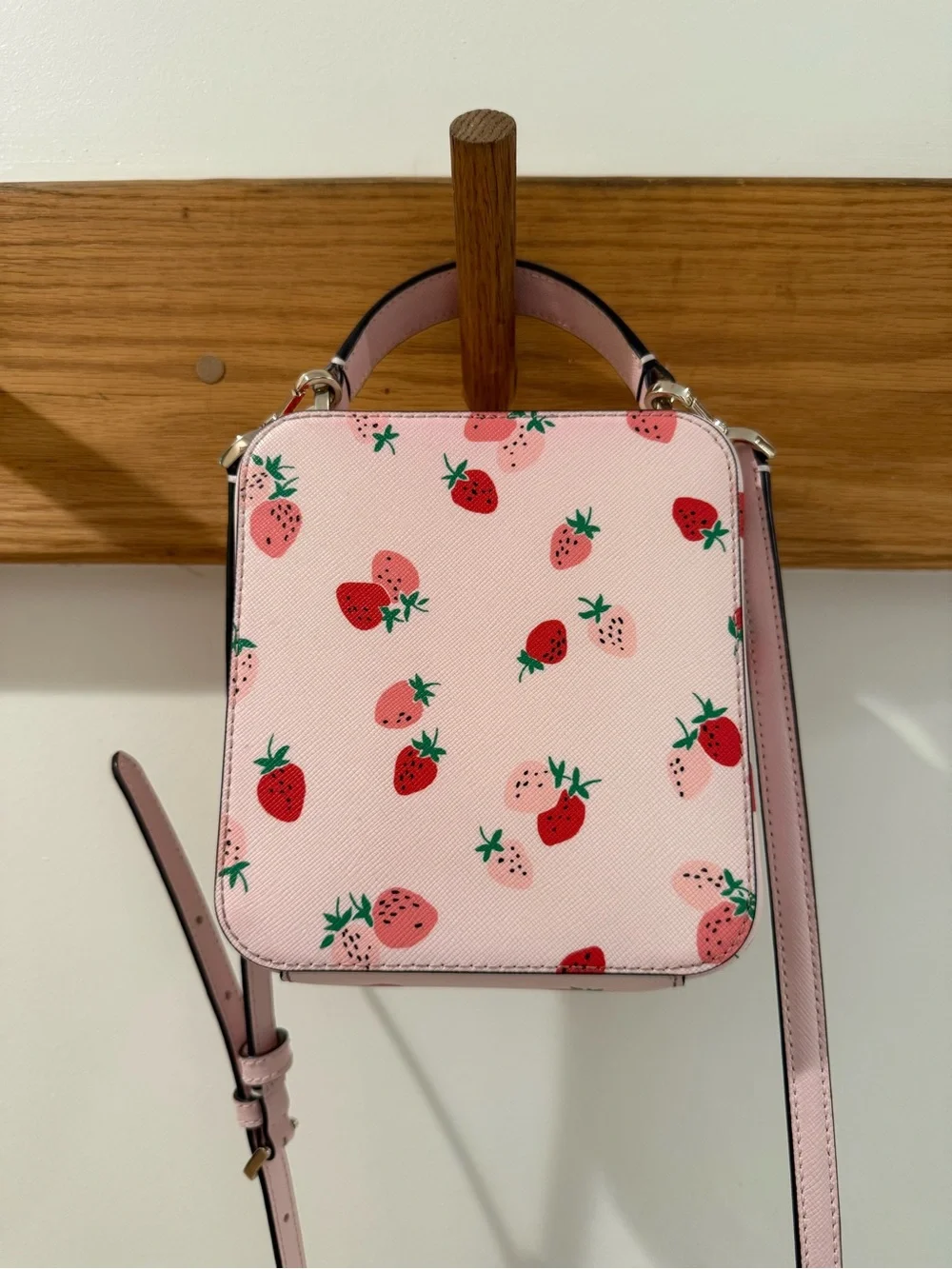 kate spade New York DAISY STRAWBERRIES CROSSBODY